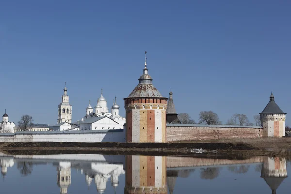 Свято Прилуцький монастир на річці Вологда, Росія — стокове фото