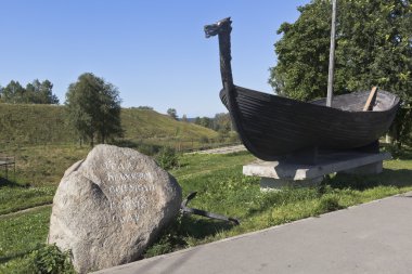 Belozersk şehir ve tekne kurucu onur Anıtı taş Belozersk Kremlin Vologda bölgesi, Rusya yakın: