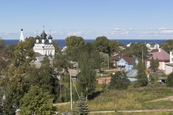 Vue de la ville de Belozersk et de l'église du Sauveur Tout Miséricordieux avec l'arbre Belozersky Kremlin dans la région de Vologda, Russie — Photo