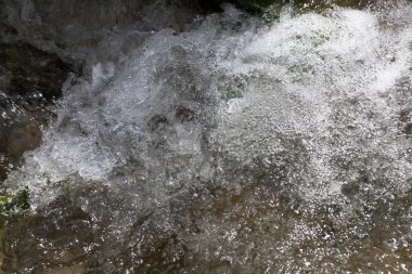 Dağ nehir kaynar su