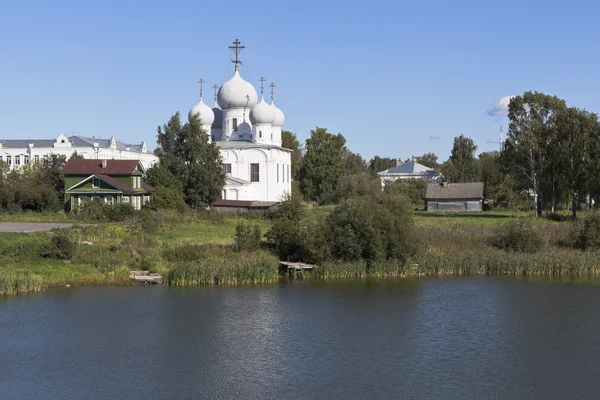 Patio interior del Kremlin Belozersky. Catedral de la Transfiguración en la ciudad de Belozersk, Región de Vologda, Rusia — Foto de Stock