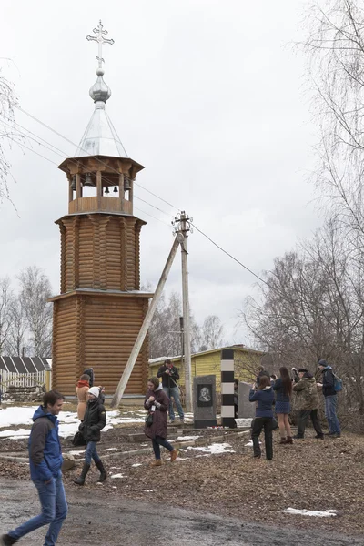 Fotografové a účastníky kulturní a vzdělávací projekt "Lomonosovský konvoj. Cesta do budoucnosti "na památník Michail Lomonosov v vesnici Verkhovazhye Vologdské oblasti — Stock fotografie