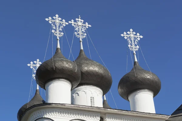 Kuppeln Kirche des Erlösers des Barmherzigen in der Stadt belozersk, Gebiet Wologda, Russland — Stockfoto