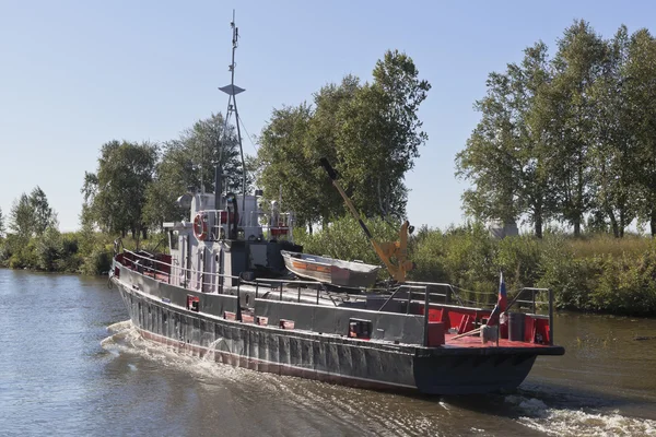 Barco de trabalho corporativo "Swan" vai de acordo com o canal Belozersky na região de Vologda, Rússia — Fotografia de Stock