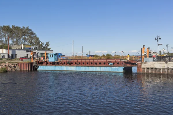 Ilinskaja fähre durch belozersky bypass kanal in der stadt belozersk wologda region, russland — Stockfoto