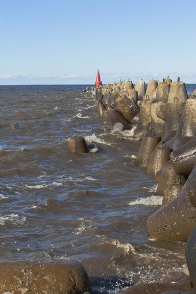 Weiße Seewellen schlagen gegen die Seebrücke der Stadt Belozersk in der Region Wologda, Russland — Stockfoto