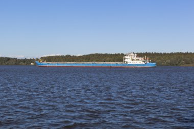 Kirillov bölge, Vologda region, Rusya Federasyonu - 10 Ağustos 2015: Kuru yük gemisi Volgo-Don 5056 geçer Sheksna Nehri Vologda bölgesi