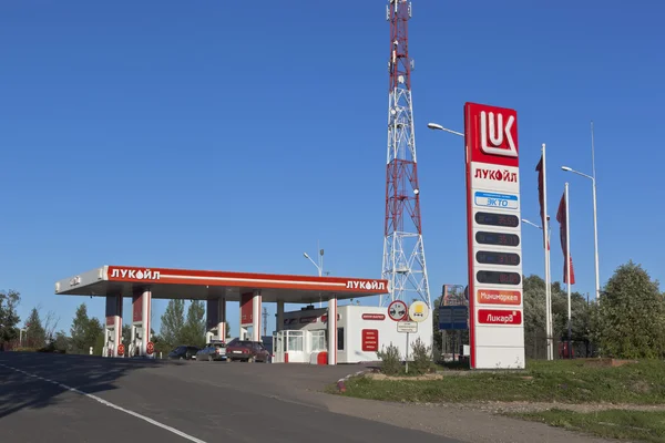 Akaryakıt istasyonu istasyon "Lukoil" kasaba Kirillov Vologda bölgesi, Rusya Federasyonu — Stok fotoğraf