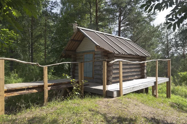 Cabana de Baba Yaga no território do monumento natural "Parque Dudorova" Distrito de Verkhovazhsky na região de Vologda, a Rússia — Fotografia de Stock