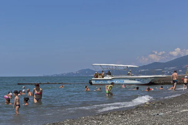 Playa en el asentamiento turístico Adler. Sochi, región de Krasnodar, Rusia — Foto de Stock