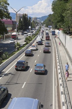 Lenin Caddesi Adler, Sochi üzerinde yükseltilmiş yaya geçidi üzerinden görüntülemek