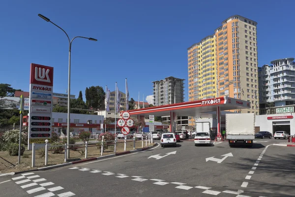 Tankstation "Lukoil" op Lenin Street in de afwikkeling van het resort van Adler, Sochi — Stockfoto