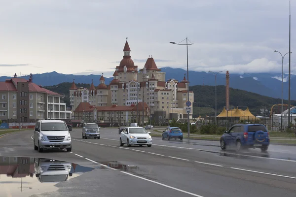 Ruch samochodowy na Olympic Adler Avenue deszczowe letnie rano, Soczi — Zdjęcie stockowe