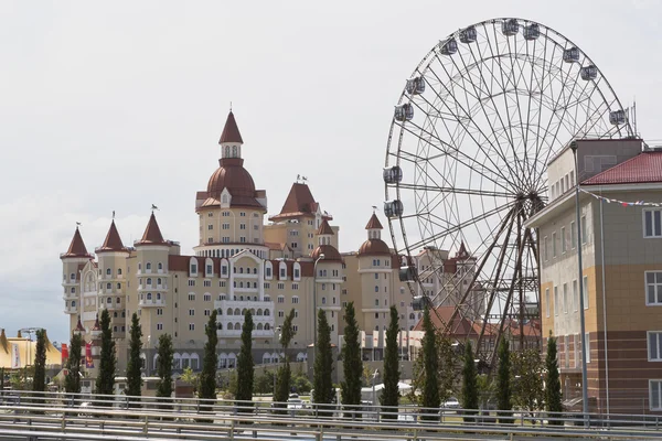 Veduta del complesso alberghiero "Ercole" e una ruota panoramica con parco olimpico — Foto Stock