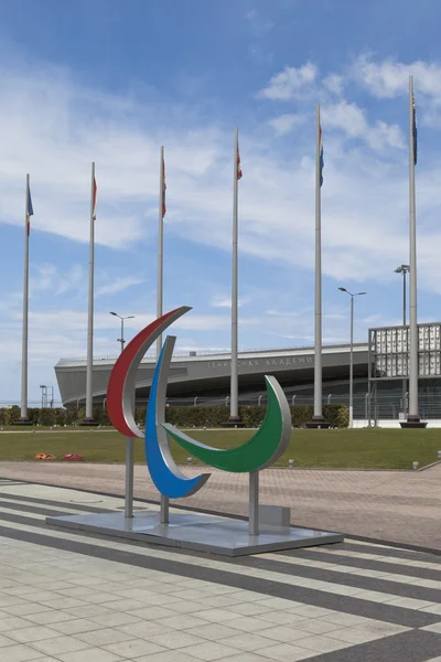 Emblem for de paralympiske leker på et tennisakademi i Sochi Olympic Park – stockfoto