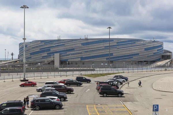 Auto parkeren in het Olympisch Park Sotsji tegen de achtergrond van de ice arena "wasmachine" — Stockfoto