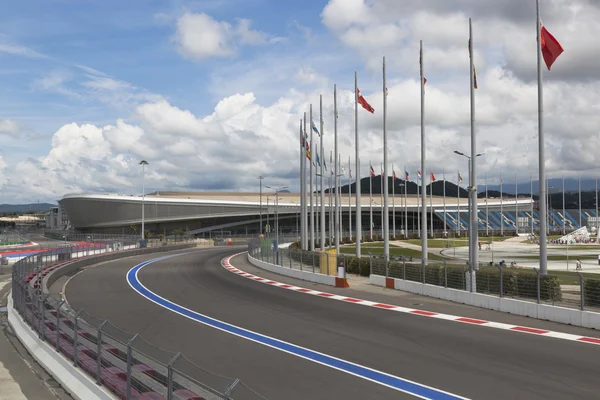 Uitzicht op de Formule1-circuit en Adler-Arena in paar van het Olympische Sochi Rechtenvrije Stockfoto's