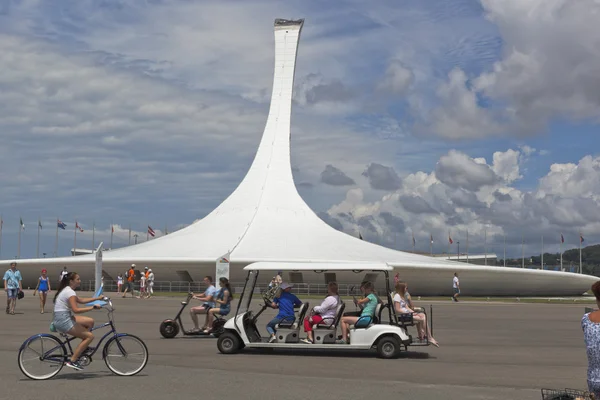 Turistas sobre transportes ambientais no Parque Olímpico de Sochi — Fotografia de Stock