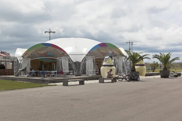 Café en plein air sur le territoire du parc olympique de Sotchi — Photo