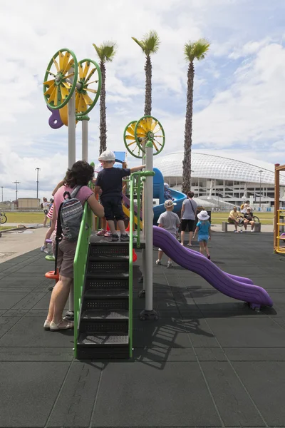 Crianças sob a supervisão de pais brincando em playground no Parque Olímpico de Sochi — Fotografia de Stock