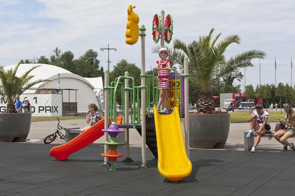 Meisje spelen op de speelplaats in het Olympisch Park Sotsji — Stockfoto