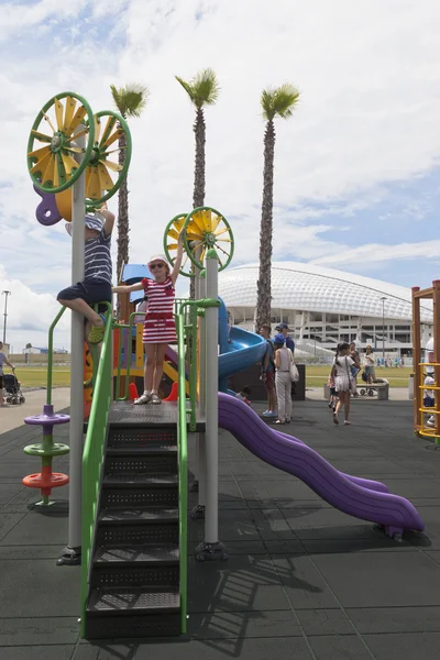 Children play on the playground in the Olympic Park near the Olympic Stadium "Fischt" Sochi — Stock Photo, Image