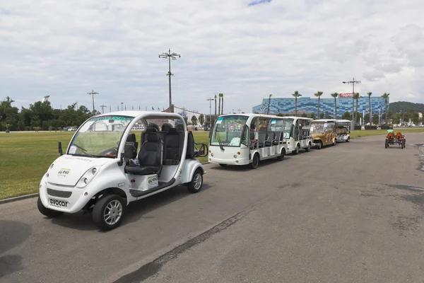 Carros elétricos de turistas de transporte sobre território do Parque Olímpico de Sochi — Fotografia de Stock