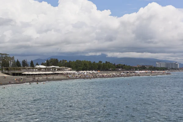 Spiaggia "Nizhneimeretinskaya Bay" nel villaggio turistico di Adler, Sochi — Foto Stock