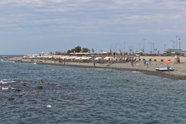 Vista dal molo sulla spiaggia, "Rosa Khutor" nel villaggio turistico di Adler, Sochi — Foto Stock