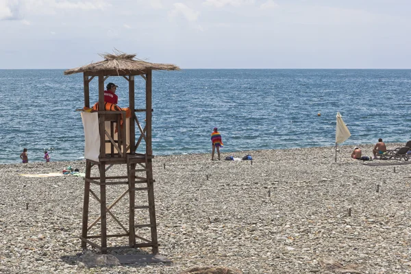 Räddaren i arbetet på stranden "Rosa Khutor" i resort bosättningen av Adler, Sochi — Stockfoto