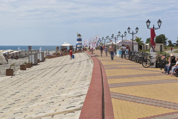 La gente camina por el paseo marítimo cerca del Parque Olímpico de Sochi —  Fotos de Stock