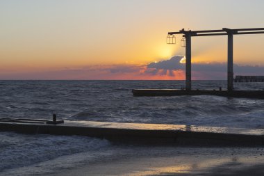 Resort yerleşim Adler sahilde güzel gün batımı