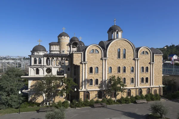 Alloggio Rifugio per il contenuto persone anziane sole con le chiese dell'Annunciazione, San Spyridon Trimifuntskogo Wonderworker, Cappella di San Cipriano e Justina a Sochi — Foto Stock