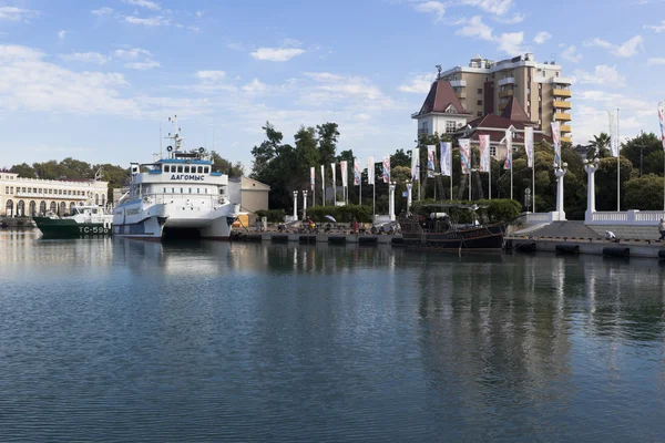 Catamaran "Dagomys" and the sailing ship "Reveller" stand at the tenth quay Sochi seaport — Stock Photo, Image