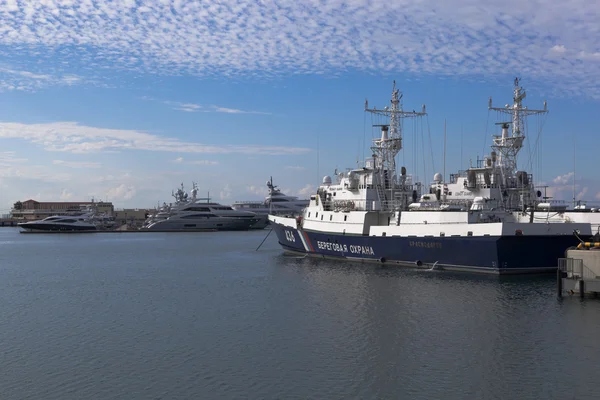Grenspatrouilles schip "Krasnodarets" in Sotsji zeehaven — Stockfoto