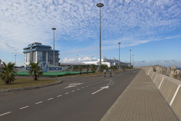 Vista do edifício administrativo do porto e da nova estação marítima em Sochi — Fotografia de Stock