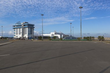 Liman ve büyük tırpan Sochi yeni deniz istasyonunda idari Binası yakınındaki kare