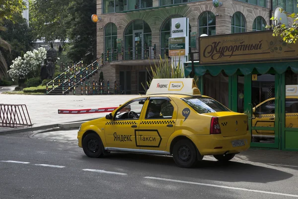 Yandex táxi na rua Voykova na cidade de Sochi — Fotografia de Stock