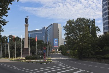 Sochi şehir ve Archangel Michael bir heykeli ile anıtsal sütunda Resort prospektüs