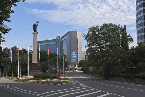 Prospetto del resort nella città di Sochi e la colonna monumentale con una statua dell'Arcangelo Michele — Foto Stock