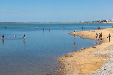 Saki, Kırım - 23 Temmuz 2020: İnsanlar kendilerini Saki Gölü, Kırım 'da iyileştirici çamura buladılar