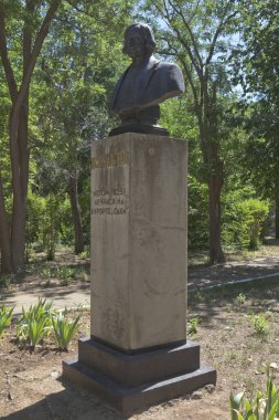 Saki, Kırım - 23 Temmuz 2020: Saki tatil beldesi parkında Nikolai Vasilyevich Gogol Anıtı