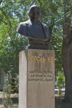 Saki, Kırım - 23 Temmuz 2020: Kırım 'ın Saki kentindeki tatil köyünde Nikolai Vasilyevich Gogol anıtı