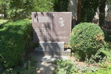 Saki, Kırım - 23 Temmuz 2020: Çin Tıp Profesörü Zhang Wei Lin 'in Kırım' ın Saki tatil beldesindeki çamur banyosu sahasındaki anıtı