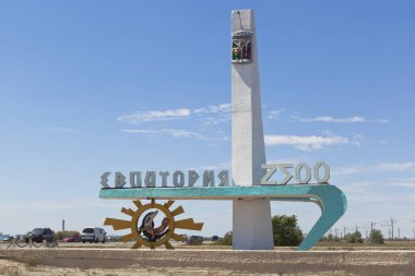Evpatoria, Kırım - 23 Temmuz 2020: Evpatoria Stele 2500 Evpatoria kentinin girişinde