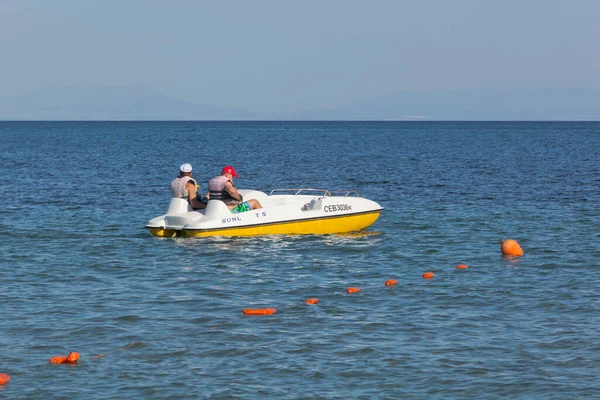 Zaozyornoye Evpatoria Crimea Julio 2020 Los Hombres Zarpan Playa Barabulka —  Fotos de Stock