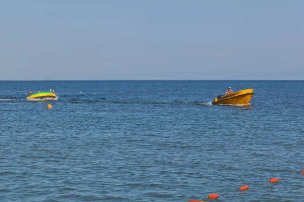 Zaozernoe Evpatoria Crimea Julio 2020 Una Tableta Inflable Balsa Precipita — Foto de Stock