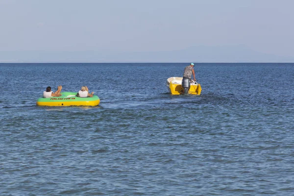 Saosyornoje Jewpatoria Krim Juli 2020 Mädchen Segeln Auf Einem Aufblasbaren — Stockfoto