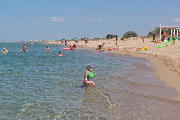 Vitino Distretto Saki Crimea Luglio 2020 Gente Bagna Nelle Acque — Foto Stock