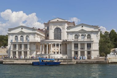 Sivastopol, Kırım - 26 Temmuz 2020: Sivastopol, Kırım 'daki Çocuk ve Gençlik Yaratıcılığı Sarayı' ndaki Topçu Koyu 'ndan görüntü